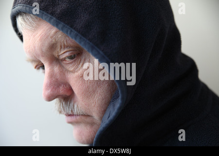 Senior uomo che indossa una camicia scura con cappuccio Foto Stock