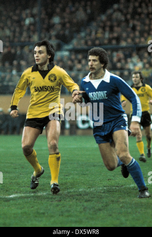 Calcio, Bundesliga, 1977/1978, Stadio an der Castroper Strasse, VfL Bochum contro il Borussia Dortmund 1:0, scena del match, Wolfgang Frank (BVB) sinistro e Klaus Franke (VFL) Foto Stock