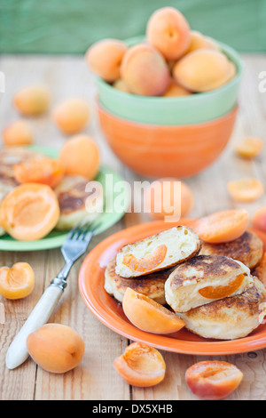 Il russo fritti frittelle di quark (syrniki) con albicocche Foto Stock