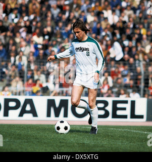 Calcio, Bundesliga, 1977/1978, Stadio am Boekelberg, Borussia Moenchengladbach contro FC Schalke 04 2:1, scena del match, Dietmar Danner (MG) in possesso palla Foto Stock