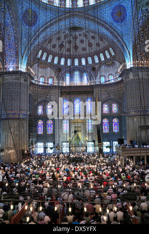 ISTANBUL, Turchia - 29 giugno: i musulmani la preparazione durante la preghiera la moschea di Sultanahmet il 29 giugno 2012 ad Istanbul in Turchia. Foto Stock