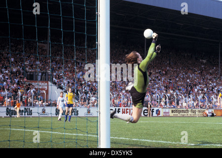 Calcio, 2. Bundesliga Nord, 1977/1978, Georg Melches Stadium, Rot Weiss Essen contro SG Unione Solingen 2:0, scena del match, battenti salvare dal detentore Helmut Pabst (Solingen) Foto Stock