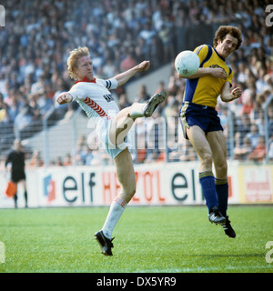 Calcio, 2. Bundesliga Nord, 1977/1978, Georg Melches Stadium, Rot Weiss Essen contro SG Unione Solingen 2:0, scena del match, Horst Hrubesch (RWE) a sinistra e a un lettore di unione Foto Stock