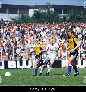 Calcio, 2. Bundesliga Nord, 1977/1978, Georg Melches Stadium, Rot Weiss Essen contro SG Unione Solingen 2:0, scena del match, Horst Hrubesch (RWE) e due giocatori di unione Foto Stock