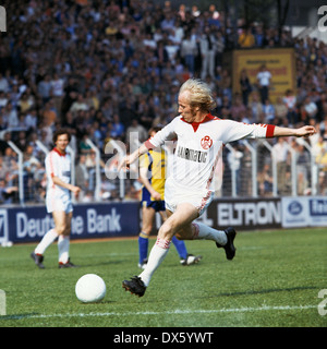 Calcio, 2. Bundesliga Nord, 1977/1978, Georg Melches Stadium, Rot Weiss Essen contro SG Unione Solingen 2:0, scena del match, colpo al traguardo da Guenter Fuerhoff (RWE) Foto Stock