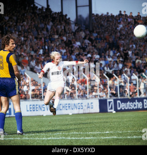 Calcio, 2. Bundesliga Nord, 1977/1978, Georg Melches Stadium, Rot Weiss Essen contro SG Unione Solingen 2:0, scena del match, centro da Guenter Fuerhoff (RWE) Foto Stock