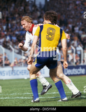 Calcio, 2. Bundesliga Nord, 1977/1978, Georg Melches Stadium, Rot Weiss Essen contro SG Unione Solingen 2:0, scena del match, Horst Hrubesch (RWE) a sinistra e a un lettore di unione Foto Stock