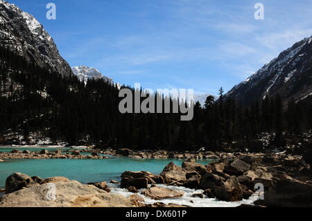 Chamdo. Xviii Mar, 2014. Foto scattata il 18 marzo 2014 mostra il paesaggio del lago Ranwu in Basu County, a sud-ovest della Cina di regione autonoma del Tibet. Il lago Ranwu sorge ad un'altitudine di 3.850 metri con una superficie di 22 chilometri quadrati. © Wang Shoubao/Xinhua/Alamy Live News Foto Stock