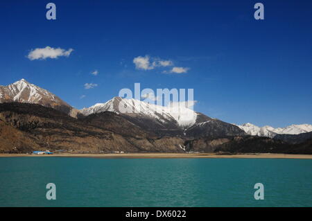 Chamdo. Xviii Mar, 2014. Foto scattata il 18 marzo 2014 mostra il paesaggio del lago Ranwu in Basu County, a sud-ovest della Cina di regione autonoma del Tibet. Il lago Ranwu sorge ad un'altitudine di 3.850 metri con una superficie di 22 chilometri quadrati. © Wang Shoubao/Xinhua/Alamy Live News Foto Stock