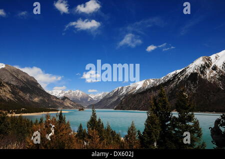 Chamdo. Xviii Mar, 2014. Foto scattata il 18 marzo 2014 mostra il paesaggio del lago Ranwu in Basu County, a sud-ovest della Cina di regione autonoma del Tibet. Il lago Ranwu sorge ad un'altitudine di 3.850 metri con una superficie di 22 chilometri quadrati. © Wang Shoubao/Xinhua/Alamy Live News Foto Stock