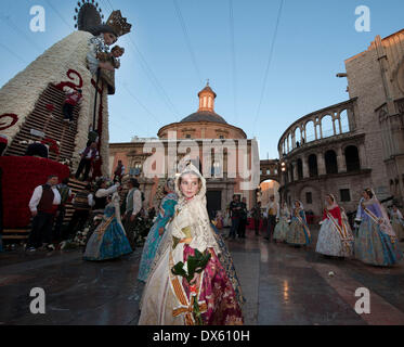 Valencia, Spagna. Xviii Mar, 2014. Ragazze in costume tradizionale sono visibili durante il Fallas Festival Parade di offrire mazzi per la gigantesca scultura della Vergine a Valencia, in Spagna, in marzo. 18, 2014. Fallas è una tradizionale celebrazione in occasione della commemorazione di San Giuseppe nella città di Valencia, in Spagna. Credito: Xinhua/Alamy Live News Foto Stock