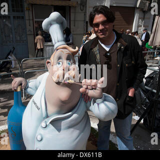 Valencia, Spagna. Xviii Mar, 2014. Designer Pedro posano con il suo gigantesco doll durante il Fallas Festival a Valencia, in Spagna, in marzo. 18, 2014. Il Fallas Festival è una tradizionale celebrazione in occasione della commemorazione di San Giuseppe nella città di Valencia, in Spagna. Credito: Xinhua/Alamy Live News Foto Stock