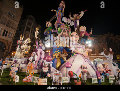 Valencia, Spagna. Xviii Mar, 2014. Le gigantesche bambole per le strade di Valencia, Spagna. Il Fallas Festival è una tradizionale celebrazione in occasione della commemorazione di San Giuseppe nella città di Valencia, in Spagna. Credito: Xinhua/Alamy Live News Foto Stock