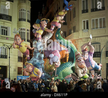 Valencia, Spagna. Xviii Mar, 2014. Le gigantesche bambole per le strade di Valencia, Spagna. Il Fallas Festival è una tradizionale celebrazione in occasione della commemorazione di San Giuseppe nella città di Valencia, in Spagna. Credito: Xinhua/Alamy Live News Foto Stock