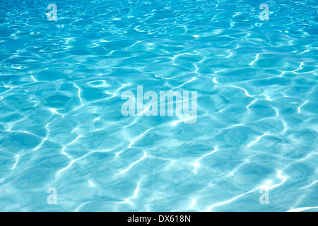 Shining acqua blu sullo sfondo di ondulazione Foto Stock
