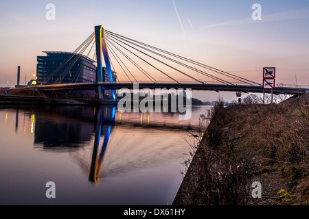 Brige whit la luce blu sopra il fiume Foto Stock