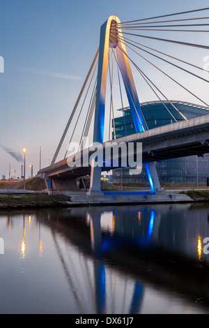 Ponte di pentecoste luce blu sopra il fiume Foto Stock