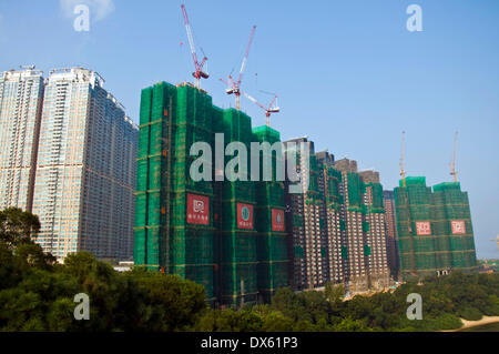 Hong Kong. Xix Mar, 2014. Un forte investimento sulla terraferma e a Macao e una grande quantità di lavori di infrastruttura di Hong Kong hanno portato a una crescente carenza di opportunamente la manodopera qualificata e professionale di talento a Hong Kong la costruzione industria leader dice d'assunzione. La figura mostra la costruzione di appartamenti a Sha Tin, Nuovi Territori di Hong Kong. Credito: Richard Wayman/Alamy Live News Foto Stock