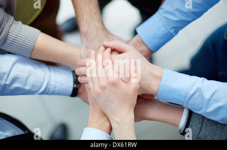 Al di sopra di vista di business partner per la realizzazione di una pila di mani Foto Stock