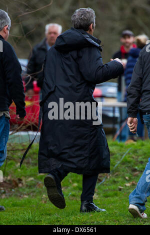 CARDIFF, Regno Unito. Il 18 marzo 2014. Il cast di BBC medico che hanno macchiato le riprese in Bute Park nel centro della citta'. Nella foto: Peter Capaldi Credito: Polly Thomas / Alamy Live News Foto Stock