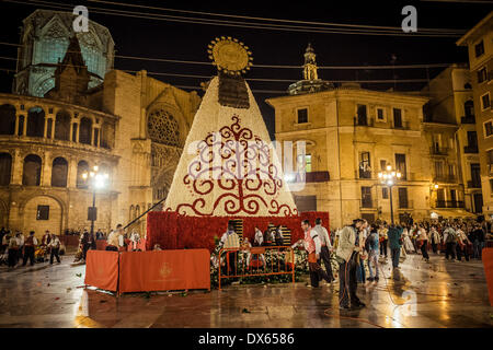 Valencia, Spagna. Marzo 18th, 2014: a 2 giorni di sera, le vergini immagine è quasi finito. Alla fine la vergine sarà decorata con oltre 60.000 bouquet di fiori offerti dalla Falleras. Raggruppate nel loro Fallas, più di 100.000 'Falleras/-OS', indossando costumi regionali, prendere parte a una sfilata nel marzo del XVII e XVIII per offrire dei fiori alla Virgen de los Desemperados, il patrono della città di Valencia. Credito: matthi/Alamy Live News Foto Stock