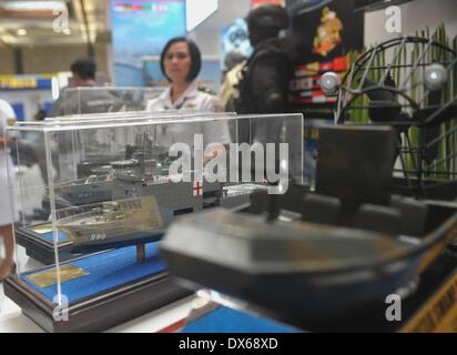 Jakarta, Indonesia. Xix Mar, 2014. Mini modelli di navi da guerra sono visualizzati su una esposizione durante il Jakarta difesa internazionale il dialogo in Jakarta, Indonesia, Marzo 19, 2014. Indonesia aperta mercoledì il quarto anno il dialogo informale tra i funzionari della difesa da parte di diversi paesi, prevede di rafforzare la cooperazione in materia di sicurezza marittima e di stabilità. © Agung Kuncahya B./Xinhua/Alamy Live News Foto Stock