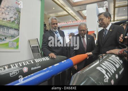 Jakarta, Indonesia. Xix Mar, 2014. (Da R a L) Indonesia Vice Presidente Boediono, ministro della Difesa Purnomo Yusgoantoro e Timor Leste primo ministro Xanana Gusmao rivedere una mostra dopo la cerimonia di apertura il Jakarta difesa internazionale il dialogo in Jakarta, Indonesia, Marzo 19, 2014. Indonesia aperta mercoledì il quarto anno il dialogo informale tra i funzionari della difesa da parte di diversi paesi, prevede di rafforzare la cooperazione in materia di sicurezza marittima e di stabilità. © Agung Kuncahya B./Xinhua/Alamy Live News Foto Stock