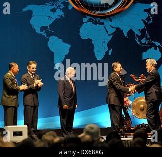 Jakarta, Indonesia. Xix Mar, 2014. In Indonesia i Vice Presidente Boediono (seconda R) scuote le mani con Timor orientale è il primo ministro Xanana Gusmao (1R) dopo la cerimonia di apertura il Jakarta difesa internazionale il dialogo in Jakarta, Indonesia, Marzo 19, 2014. Indonesia aperta mercoledì il quarto anno il dialogo informale tra i funzionari della difesa da parte di diversi paesi, prevede di rafforzare la cooperazione in materia di sicurezza marittima e di stabilità. © Agung Kuncahya B./Xinhua/Alamy Live News Foto Stock