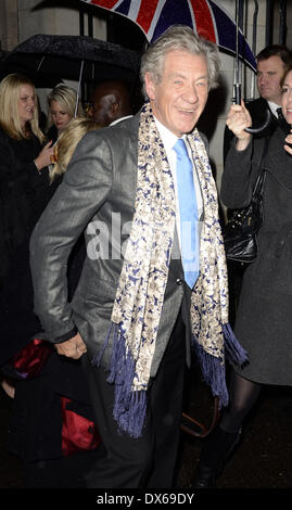 Sir Ian Mckellen Daily Mirror Pride of Britain Awards 2012 tenutasi presso la struttura Grosvenor House Hotel - Gli arrivi al di fuori di Londra - Inghilterra - 29.10.12 con: Sir Ian Mckellen dove: Londra, Regno Unito quando: 29 Ott 2012 Foto Stock