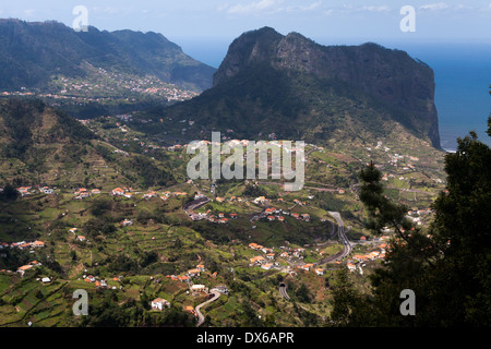 Penha d'Aguia (Eagle Rock) e Porto da Cruz - Madeira da una cresta vicino a Portella Foto Stock