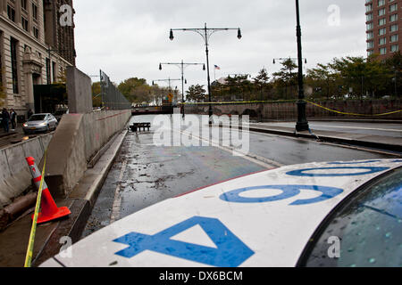 Il Brooklyn Battery Tunnel allagato con acqua. I residenti in tutti i distretti di New York City, hanno risvegliato la devastazione lasciata per una notte da 'superstorm' sabbiosa. Gli alberi sono stati sradicati, frantumazione automobili e bloccando l'accesso alle strade. Il Presidente Usa Barack Obama ha dichiarato New York 'grande area di disastro". Gli aeroporti sono chiusi e le imprese hanno esortato a non riaprire fino a quando non è sicuro di farlo. Con : la batteria di Brooklyn Tunnel allagato con acqua. Dove: New York City, Stati Uniti quando: 30 Ott 2012 Foto Stock