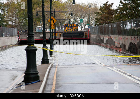 Il Brooklyn Battery Tunnel allagato con acqua. I residenti in tutti i distretti di New York City, hanno risvegliato la devastazione lasciata per una notte da 'superstorm' sabbiosa. Gli alberi sono stati sradicati, frantumazione automobili e bloccando l'accesso alle strade. Il Presidente Usa Barack Obama ha dichiarato New York 'grande area di disastro". Gli aeroporti sono chiusi e le imprese hanno esortato a non riaprire fino a quando non è sicuro di farlo. Con : la batteria di Brooklyn Tunnel allagato con acqua. Dove: New York City, Stati Uniti quando: 30 Ott 2012 Foto Stock