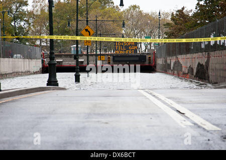 Il Brooklyn Battery Tunnel allagato con acqua. I residenti in tutti i distretti di New York City, hanno risvegliato la devastazione lasciata per una notte da 'superstorm' sabbiosa. Gli alberi sono stati sradicati, frantumazione automobili e bloccando l'accesso alle strade. Il Presidente Usa Barack Obama ha dichiarato New York 'grande area di disastro". Gli aeroporti sono chiusi e le imprese hanno esortato a non riaprire fino a quando non è sicuro di farlo. Con : la batteria di Brooklyn Tunnel allagato con acqua. Dove: New York City, Stati Uniti quando: 30 Ott 2012 Foto Stock