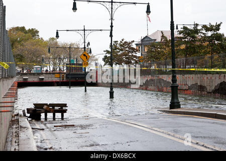 Il Brooklyn Battery Tunnel allagato con acqua. I residenti in tutti i distretti di New York City, hanno risvegliato la devastazione lasciata per una notte da 'superstorm' sabbiosa. Gli alberi sono stati sradicati, frantumazione automobili e bloccando l'accesso alle strade. Il Presidente Usa Barack Obama ha dichiarato New York 'grande area di disastro". Gli aeroporti sono chiusi e le imprese hanno esortato a non riaprire fino a quando non è sicuro di farlo. Con : la batteria di Brooklyn Tunnel allagato con acqua. Dove: New York City, Stati Uniti quando: 30 Ott 2012 Foto Stock