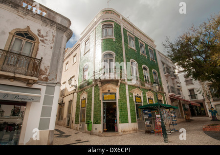 Piastrellate facciata di edificio tradizionale in Praca de Camoes nella Città Vecchia (Cidade Velha), Lagos, Algarve, PORTOGALLO Foto Stock