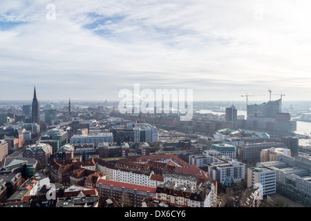 Vista panoramica sulla zona Neustadt verso l'HafenCity e il cantiere per la costruzione della Elbphilharmonie nel febbraio 2014. Foto Stock