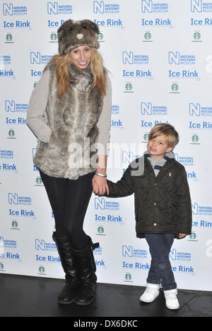 Stacey Solomon e figlio, Zaccaria il Museo di Storia naturale pista di pattinaggio su ghiaccio launch party - arrivi a Londra, Inghilterra - 01.11.12 dotate di: s Foto Stock