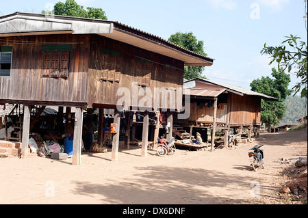 In legno tradizionali palafitte in Huay Pakoot villaggio nel nord della Thailandia. Foto Stock