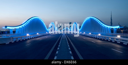 Architettonico moderno ponte illuminato all Ippodromo di Meydan in Dubai Emirati Arabi Uniti Foto Stock