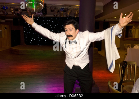 Attore omaggio giocando sfortunato cameriere manuel da Fawlty Towers, liphook, hampshire, Regno Unito. Foto Stock