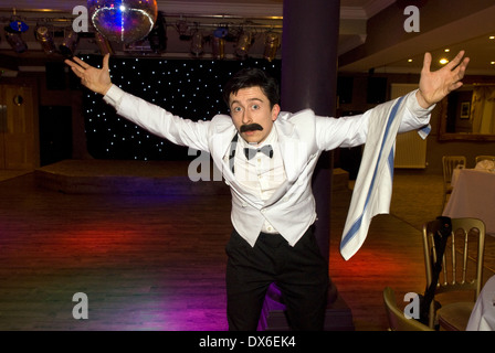 Attore omaggio giocando sfortunato cameriere manuel da Fawlty Towers, liphook, hampshire, Regno Unito. Foto Stock