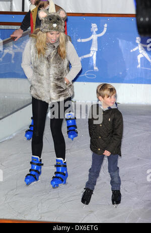 Stacey Solomon e figlio, Zaccaria il Museo di Storia naturale pista di pattinaggio su ghiaccio launch party - all'interno di Londra, Inghilterra - 01.11.12 dotate: Sta Foto Stock