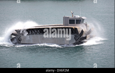Membri della nave-impresa edile Navatek Ltd dimostrano una mezza scala modello del Marine Corps Ultra heavy-lift connettore anfibio durante la prima corsa di prova nel Porto di Honolulu il 3 marzo 2014 a Honolulu, Hawaii. Il UHAC sarà la sostituzione per il LCAC, i Marines attuale ship-to-shore landing craft. Foto Stock