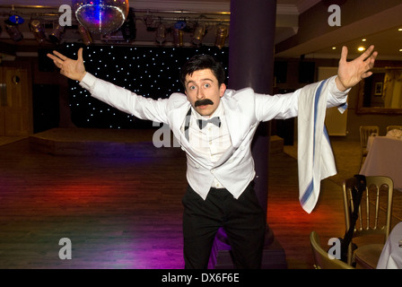 Attore omaggio giocando sfortunato cameriere manuel da Fawlty Towers, liphook, hampshire, Regno Unito. Foto Stock