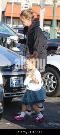 Ellen Pompeo con sua figlia Stella Luna Pompeo Ivery mangiare in movimento mentre in Los Angeles Los Angeles, California - 02.11.12 dotate: Ellen Pompeo con sua figlia Stella Luna Pompeo Ivery quando: 02 Nov 2012 Foto Stock