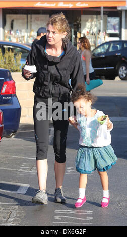 Ellen Pompeo con sua figlia Stella Luna Pompeo Ivery mangiare in movimento mentre in Los Angeles Los Angeles, California - 02.11.12 dotate: Ellen Pompeo con sua figlia Stella Luna Pompeo Ivery quando: 02 Nov 2012 Foto Stock