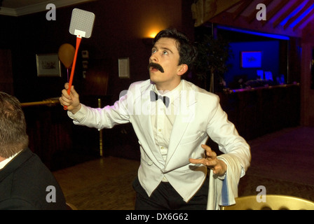 Attore omaggio giocando sfortunato cameriere manuel dal bbcs Fawlty Towers, liphook, hampshire, Regno Unito. Foto Stock