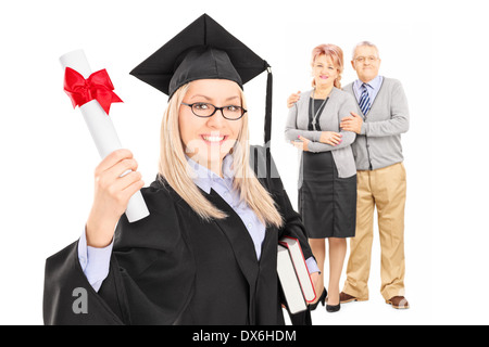 Studio shot di una femmina di studente laureato e suoi orgogliosi genitori Foto Stock