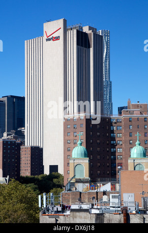 Verizon linee lungo edificio che domina il Lower East Side in una giornata di sole nel settembre 2013 a New York, NY, STATI UNITI D'AMERICA. Foto Stock