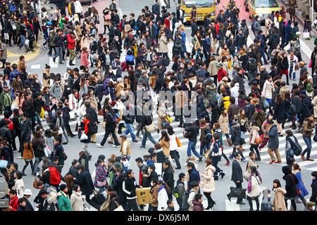 Folle di persone nelle ore di punta attraversare le strisce pedonali in Shibuya, Tokyo, Giappone Foto Stock
